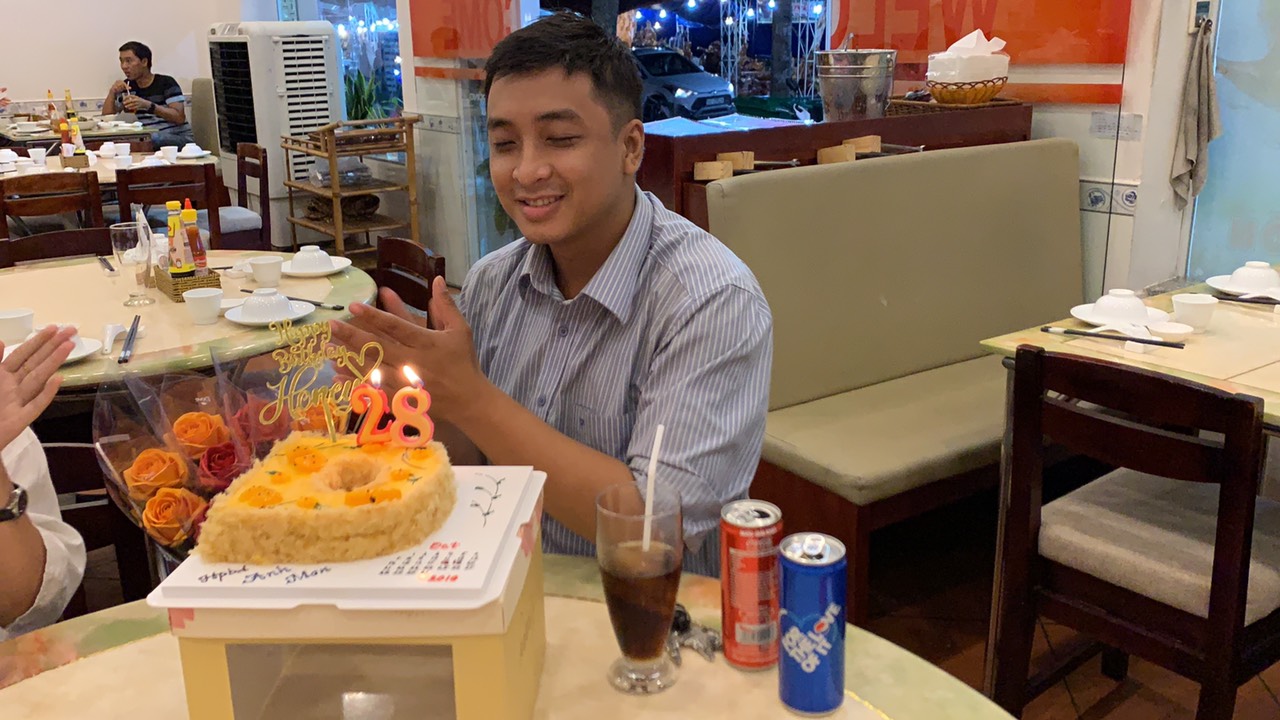 Tiệc sinh nhật 28 tuổi của khách tại Hải Hoàng Bình Tân