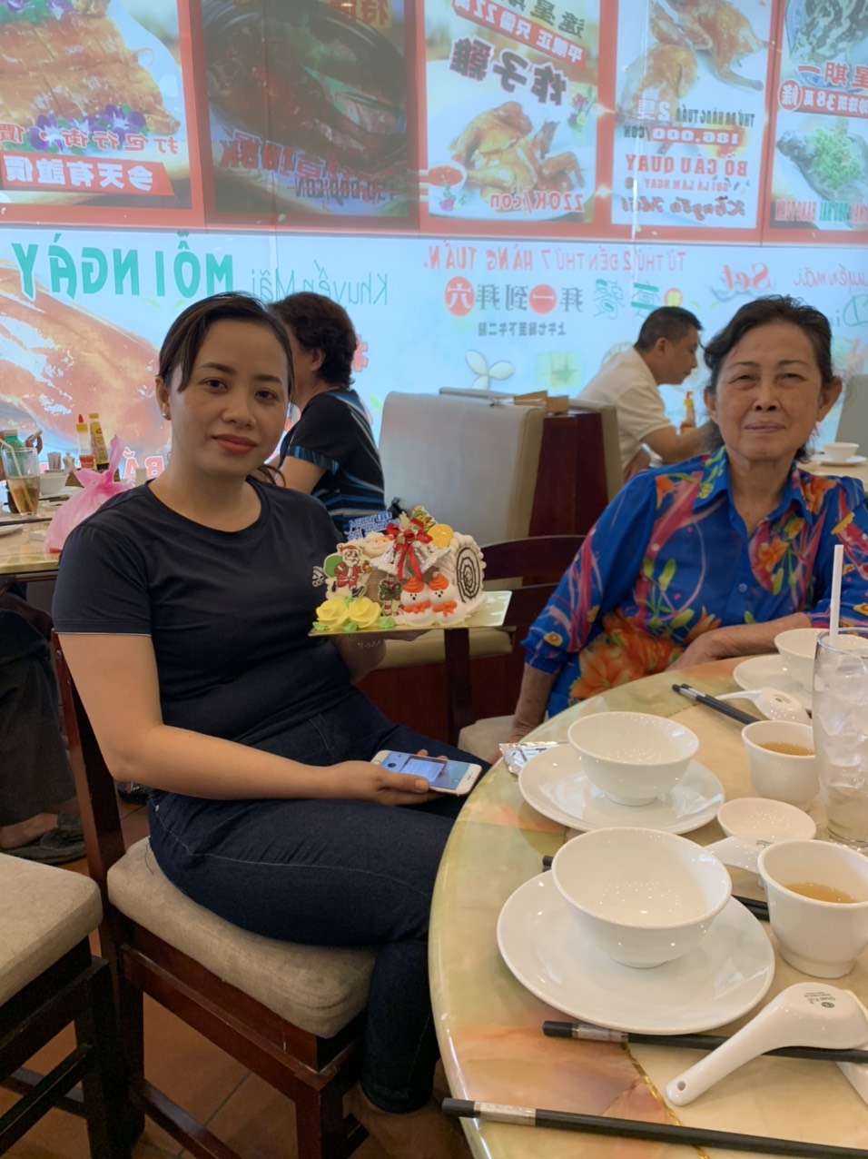 Noel năm 2019 khách đến đông đúc và nhận được quà từ ông già Noel đây - Haihoangbinhtan.com 1