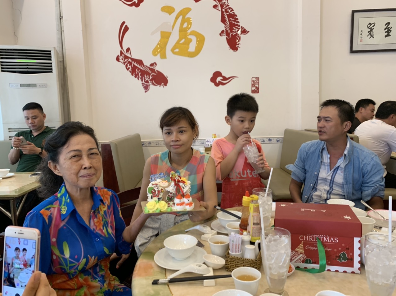 Noel năm 2019 khách đến đông đúc và nhận được quà từ ông già Noel đây - Haihoangbinhtan.com 2