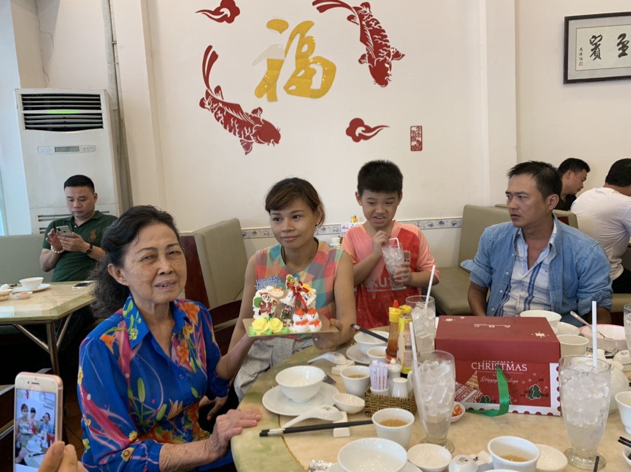 Noel năm 2019 khách đến đông đúc và nhận được quà từ ông già Noel đây - Haihoangbinhtan.com 3