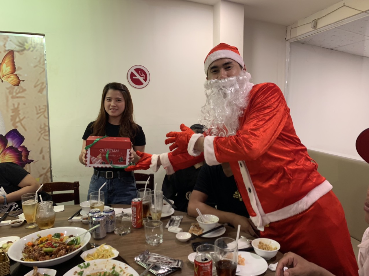 Noel năm 2019 khách đến đông đúc và nhận được quà từ ông già Noel đây - Haihoangbinhtan.com 5