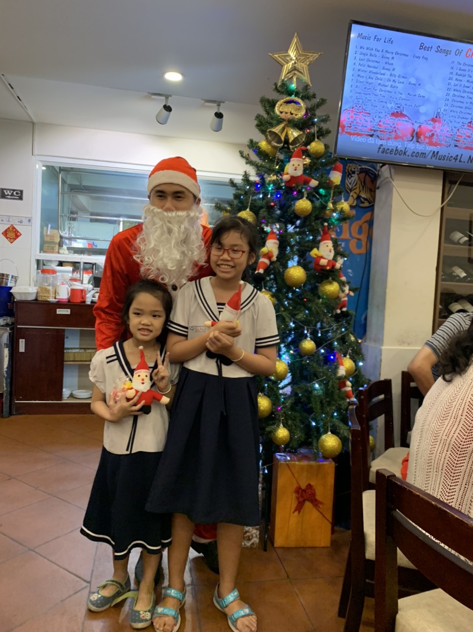 Noel năm 2019 khách đến đông đúc và nhận được quà từ ông già Noel đây - Haihoangbinhtan.com 6