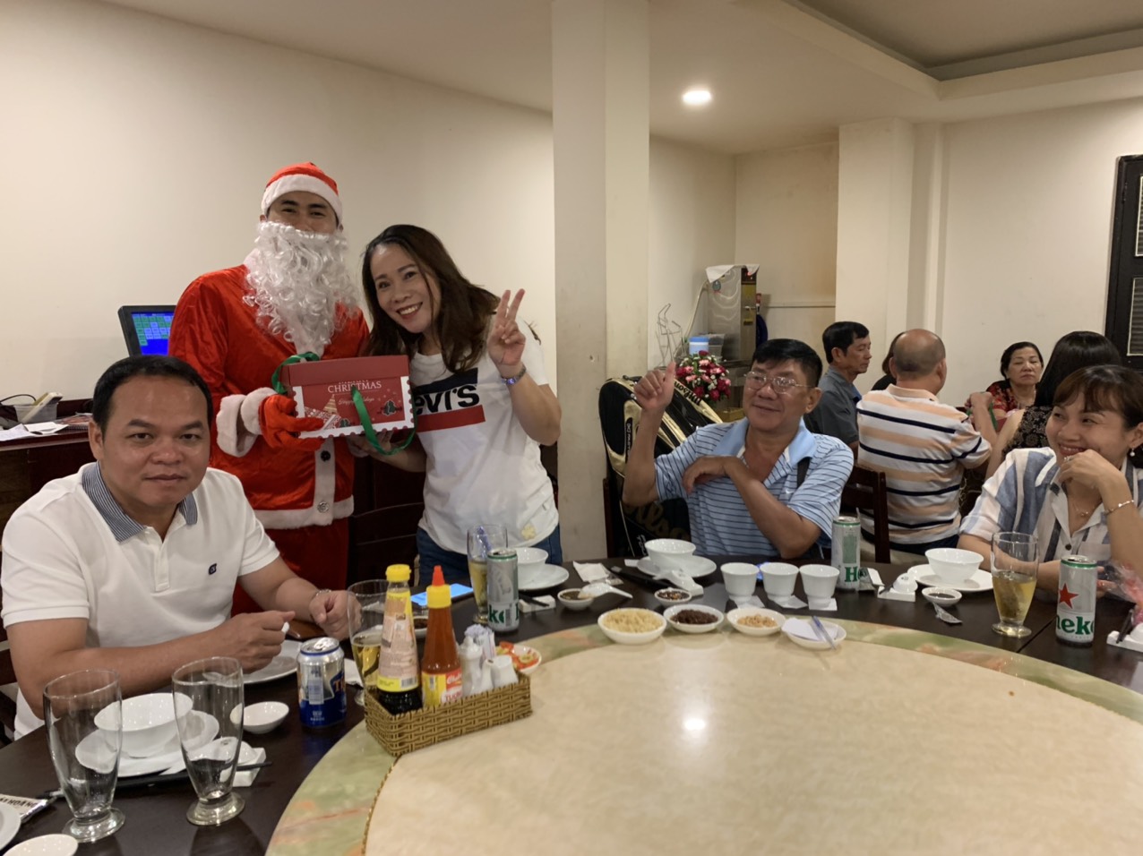 Noel năm 2019 khách đến đông đúc và nhận được quà từ ông già Noel đây - Haihoangbinhtan.com7