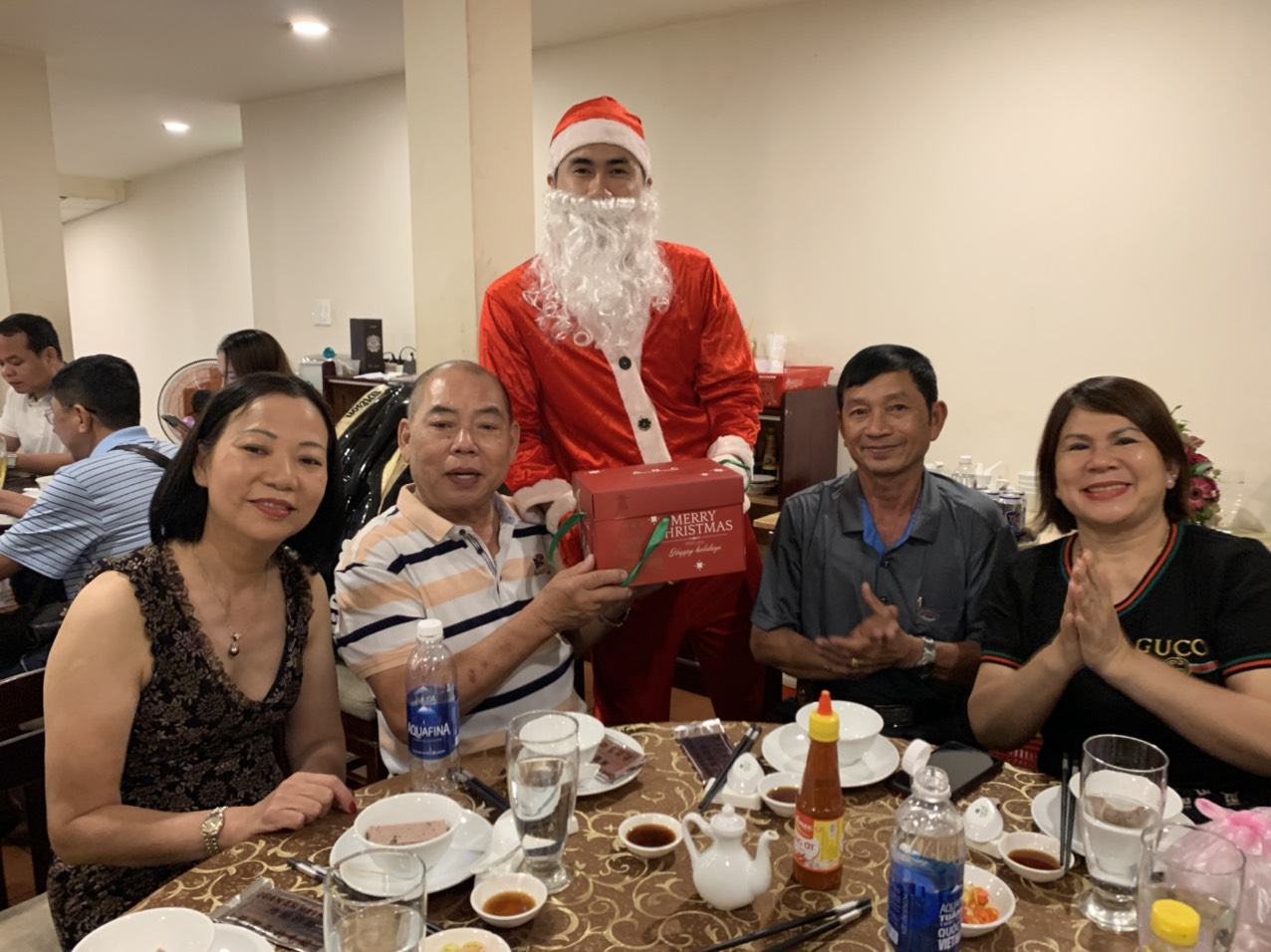 Noel năm 2019 khách đến đông đúc và nhận được quà từ ông già Noel đây - Haihoangbinhtan.com 8