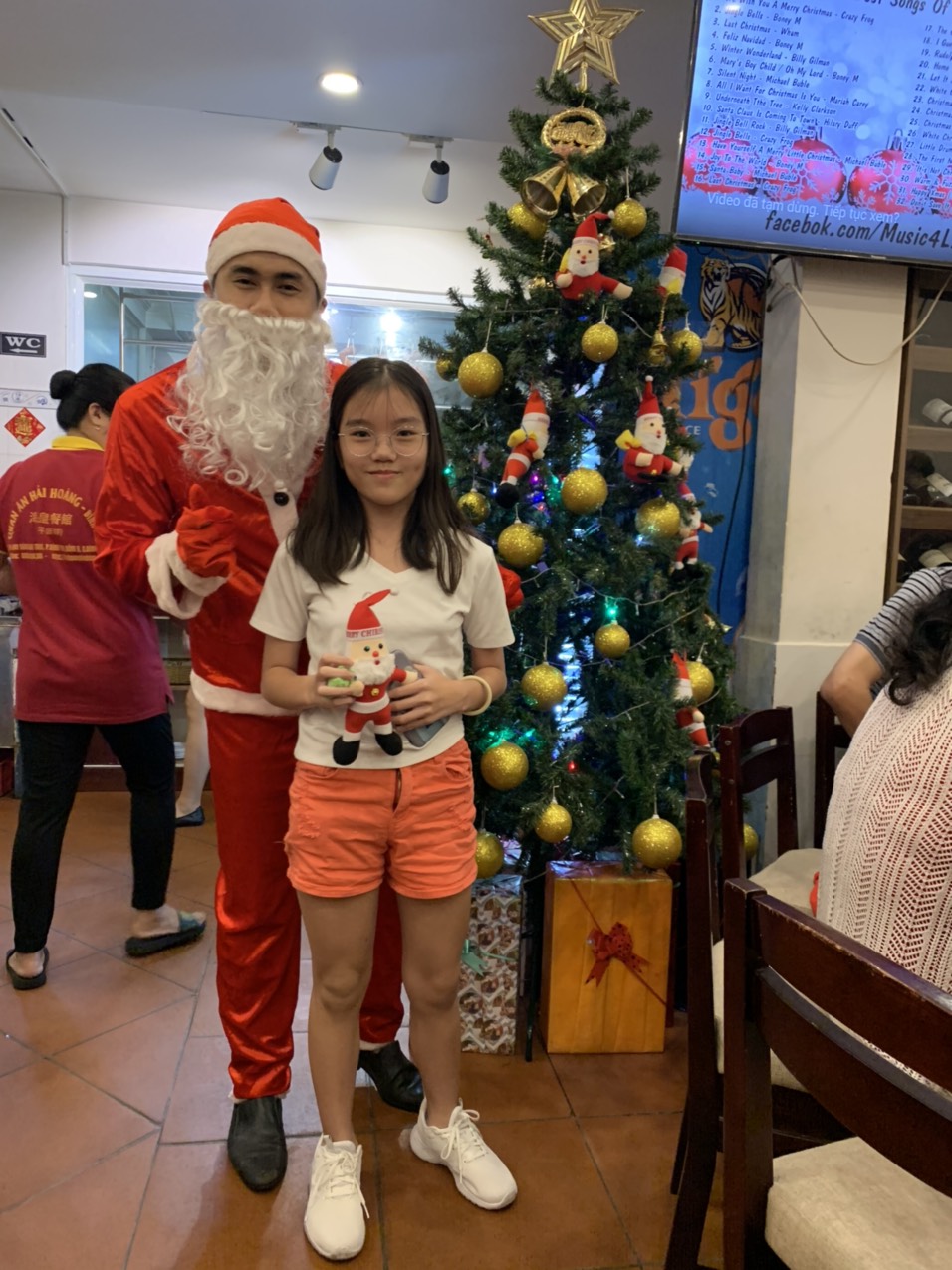 Noel năm 2019 khách đến đông đúc và nhận được quà từ ông già Noel đây - Haihoangbinhtan.com 9