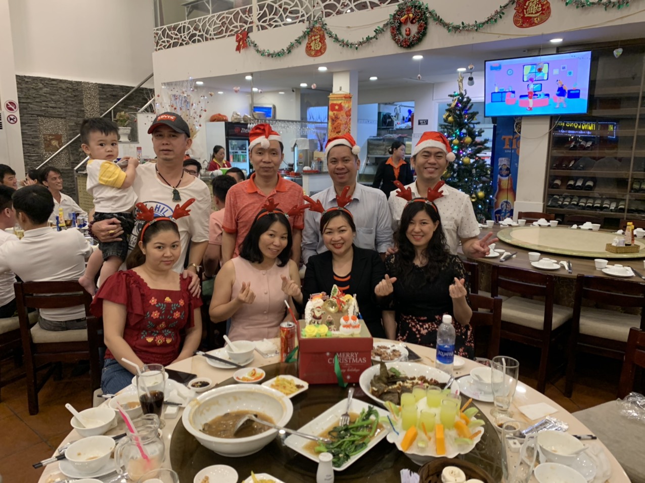 Noel năm 2019 khách đến đông đúc và nhận được quà từ ông già Noel đây - Haihoangbinhtan.com 11
