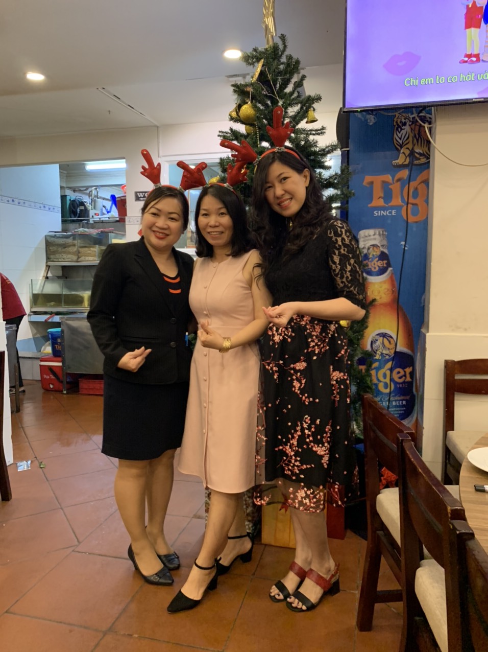 Noel năm 2019 khách đến đông đúc và nhận được quà từ ông già Noel đây - Haihoangbinhtan.com 12