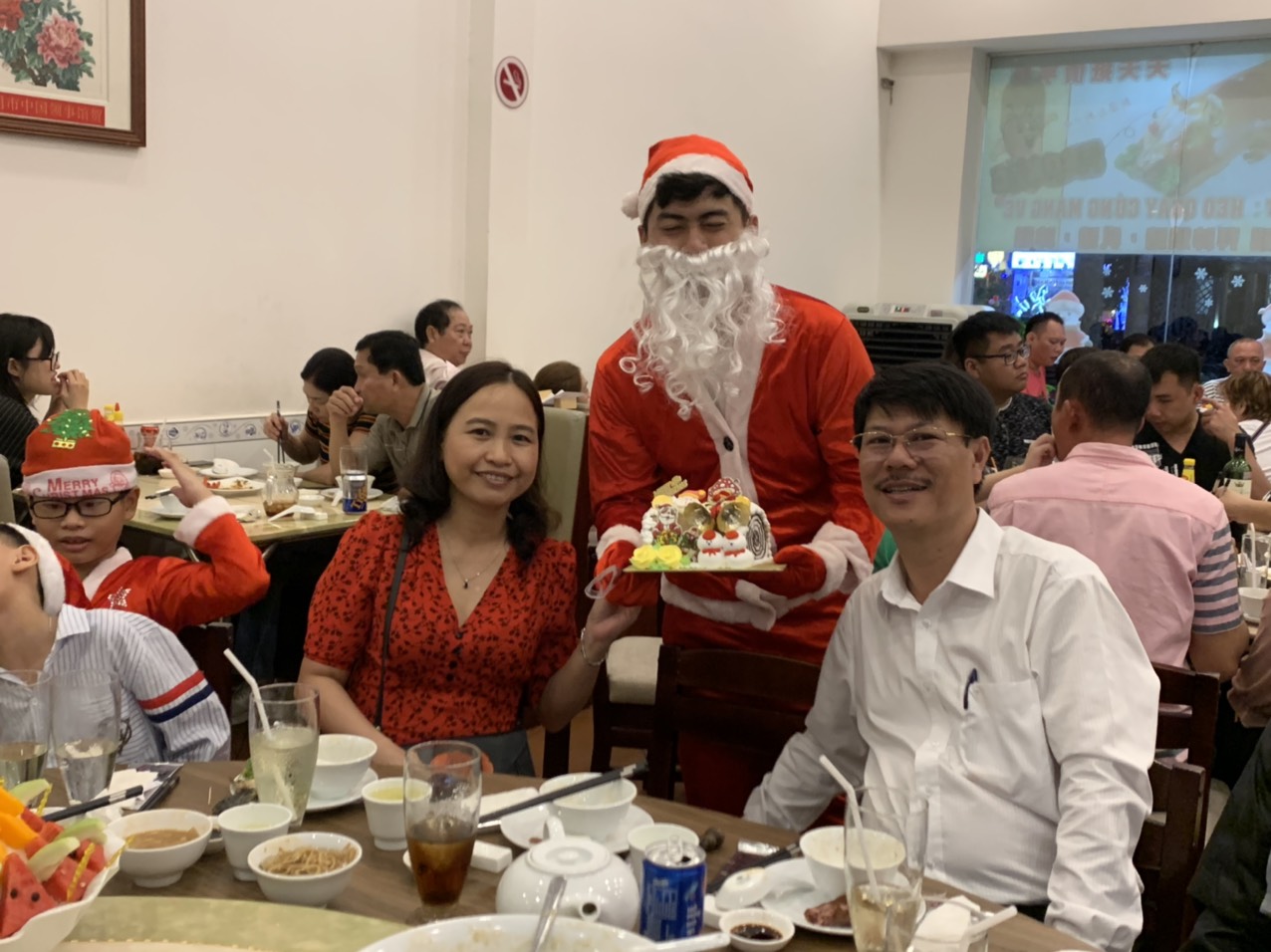 Noel năm 2019 khách đến đông đúc và nhận được quà từ ông già Noel đây - Haihoangbinhtan.com 13