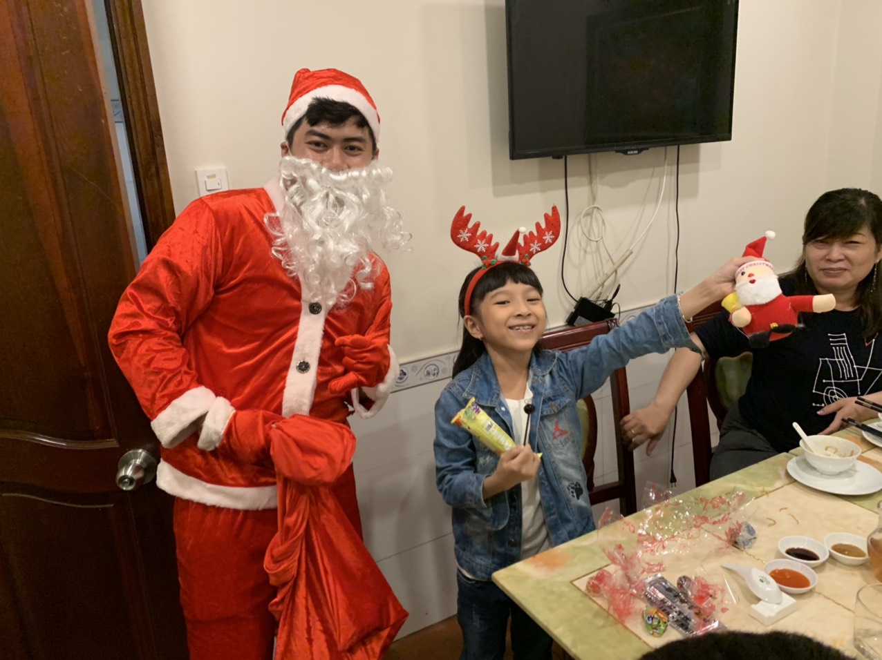 Noel năm 2019 khách đến đông đúc và nhận được quà từ ông già Noel đây - Haihoangbinhtan.com 14