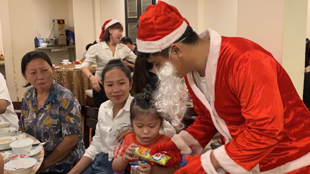 Noel năm 2019 khách đến đông đúc và nhận được quà từ ông già Noel đây - Haihoangbinhtan.com 15