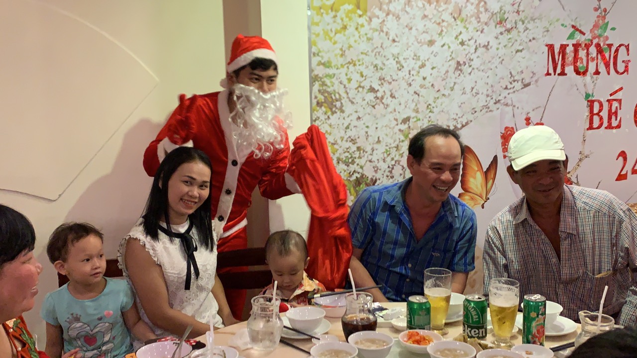 Noel năm 2019 khách đến đông đúc và nhận được quà từ ông già Noel đây - Haihoangbinhtan.com 16