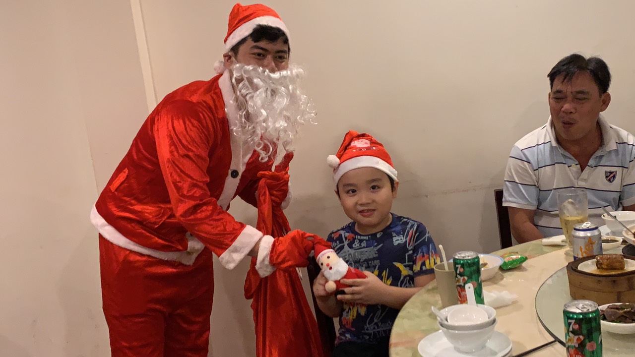 Noel năm 2019 khách đến đông đúc và nhận được quà từ ông già Noel đây - Haihoangbinhtan.com 17