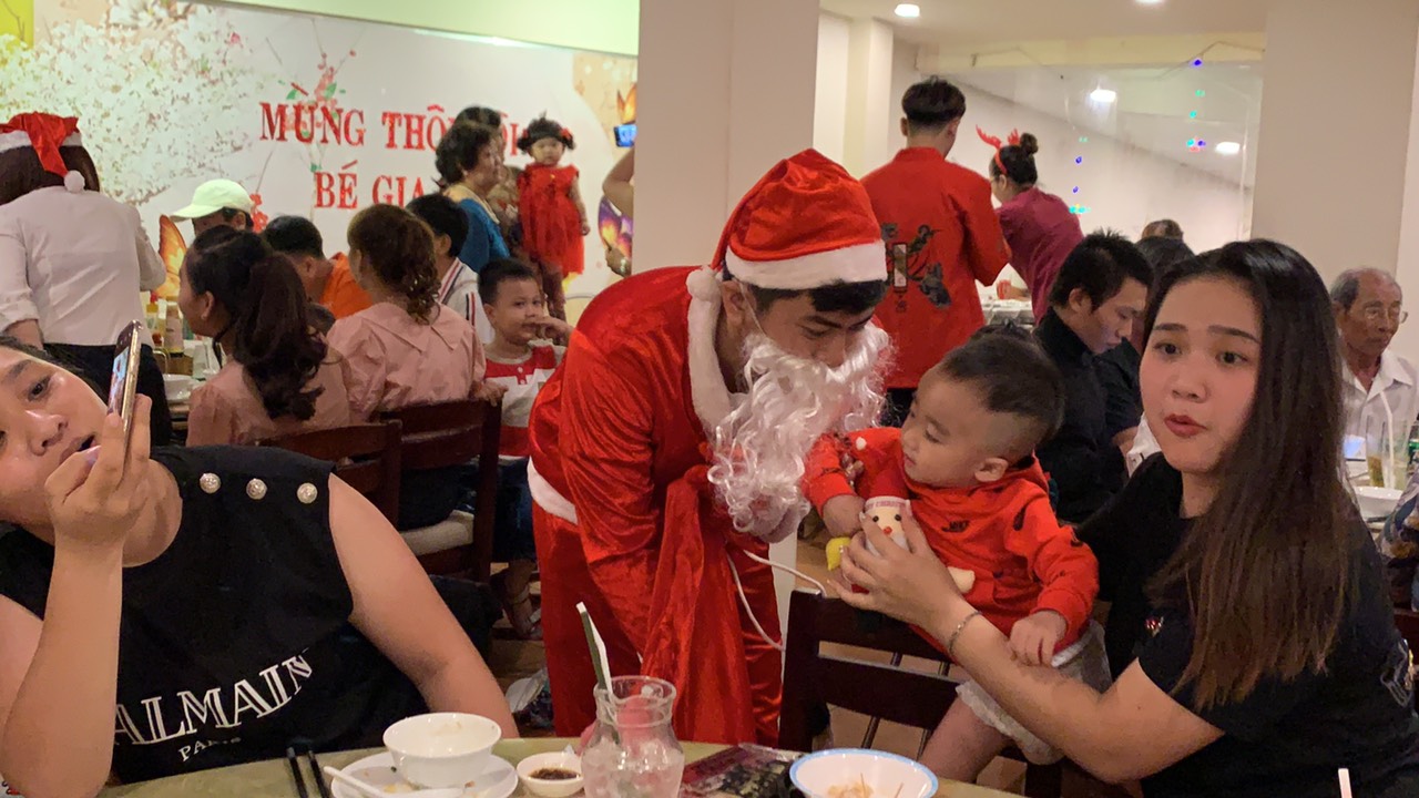 Noel năm 2019 khách đến đông đúc và nhận được quà từ ông già Noel đây - Haihoangbinhtan.com 18