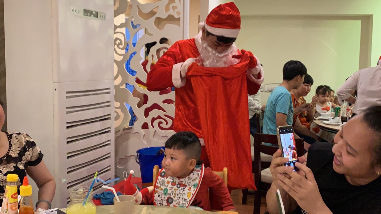 Noel năm 2019 khách đến đông đúc và nhận được quà từ ông già Noel đây - Haihoangbinhtan.com 19