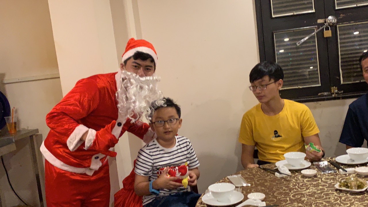 Noel năm 2019 khách đến đông đúc và nhận được quà từ ông già Noel đây - Haihoangbinhtan.com 20