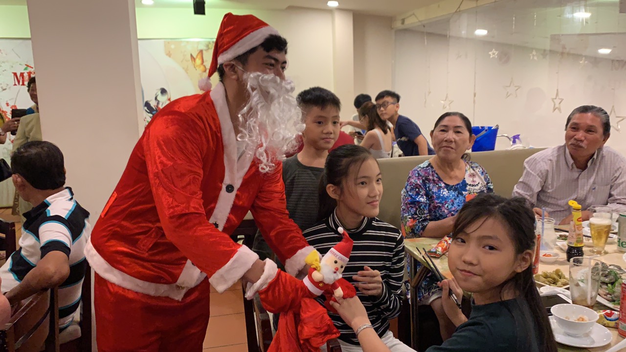 Noel năm 2019 khách đến đông đúc và nhận được quà từ ông già Noel đây - Haihoangbinhtan.com 21
