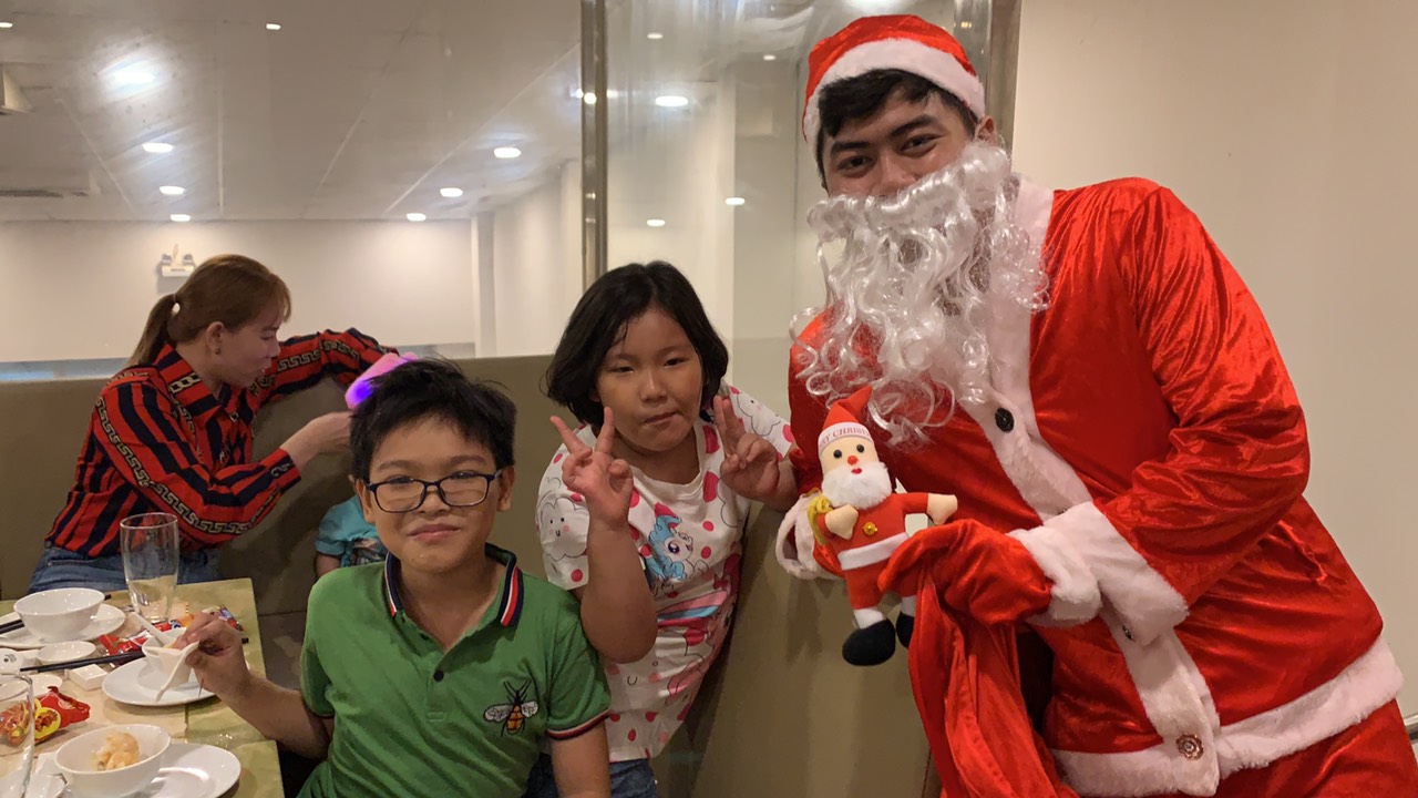 Noel năm 2019 khách đến đông đúc và nhận được quà từ ông già Noel đây - Haihoangbinhtan.com 22