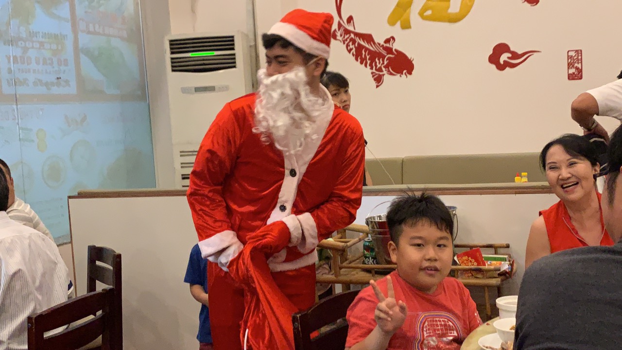 Noel năm 2019 khách đến đông đúc và nhận được quà từ ông già Noel đây - Haihoangbinhtan.com 24