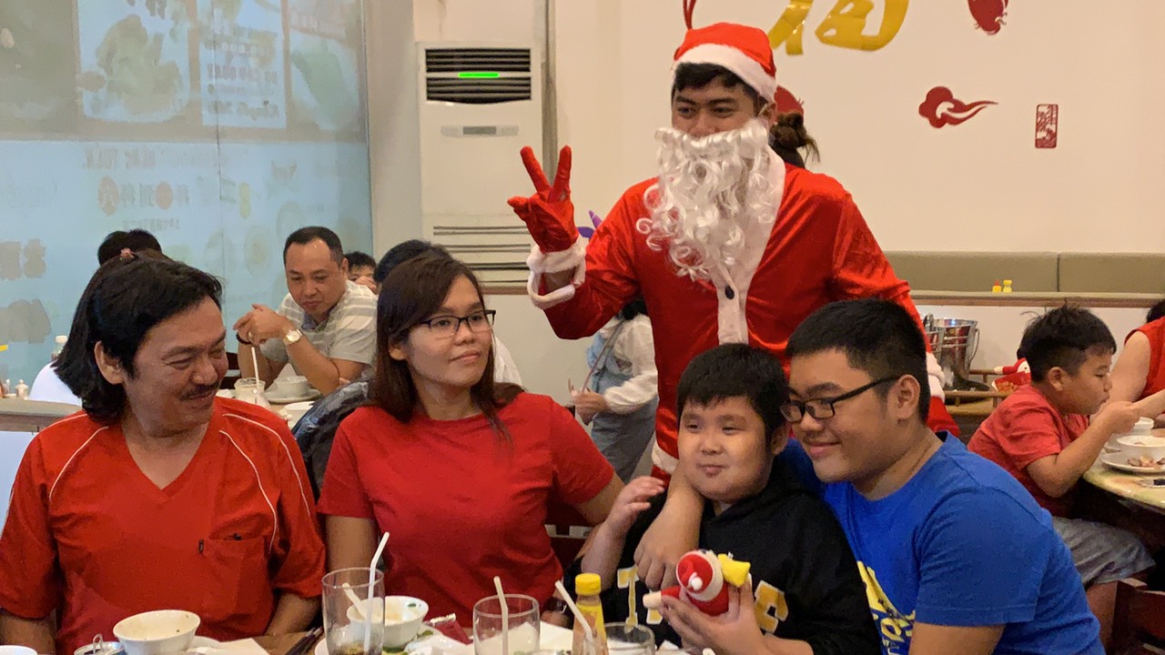 Noel năm 2019 khách đến đông đúc và nhận được quà từ ông già Noel đây - Haihoangbinhtan.com 26