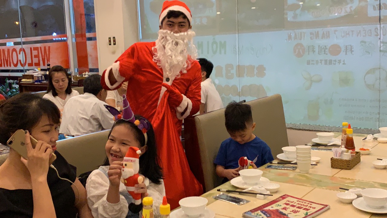 Noel năm 2019 khách đến đông đúc và nhận được quà từ ông già Noel đây - Haihoangbinhtan.com 25