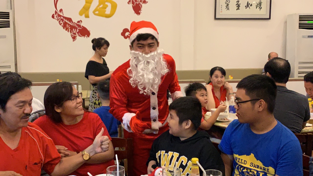 Noel năm 2019 khách đến đông đúc và nhận được quà từ ông già Noel đây - Haihoangbinhtan.com 27