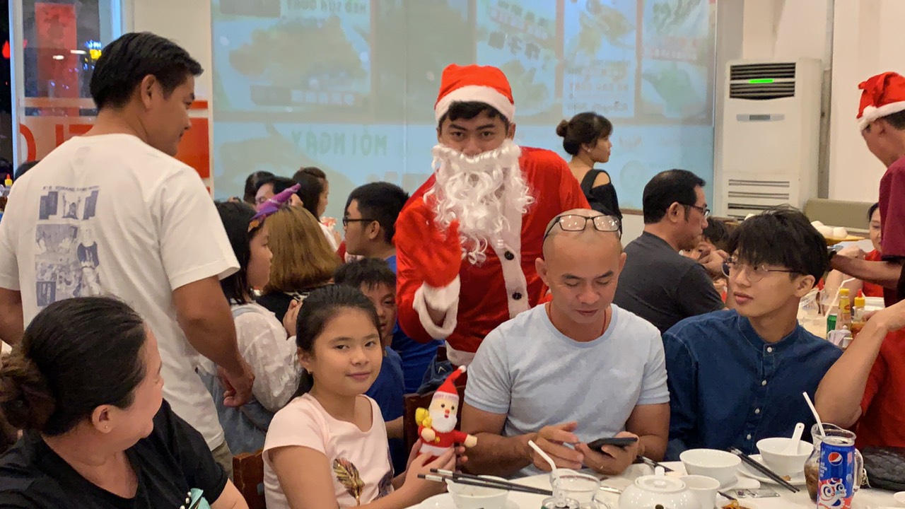 Noel năm 2019 khách đến đông đúc và nhận được quà từ ông già Noel đây - Haihoangbinhtan.com 29