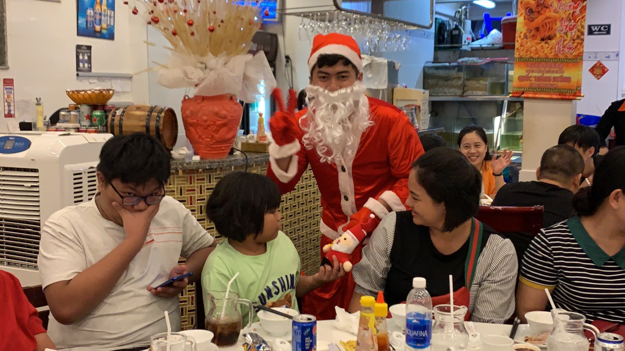 Noel năm 2019 khách đến đông đúc và nhận được quà từ ông già Noel đây - Haihoangbinhtan.com 28