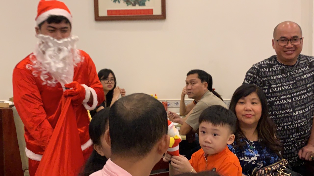 Noel năm 2019 khách đến đông đúc và nhận được quà từ ông già Noel đây - Haihoangbinhtan.com 30