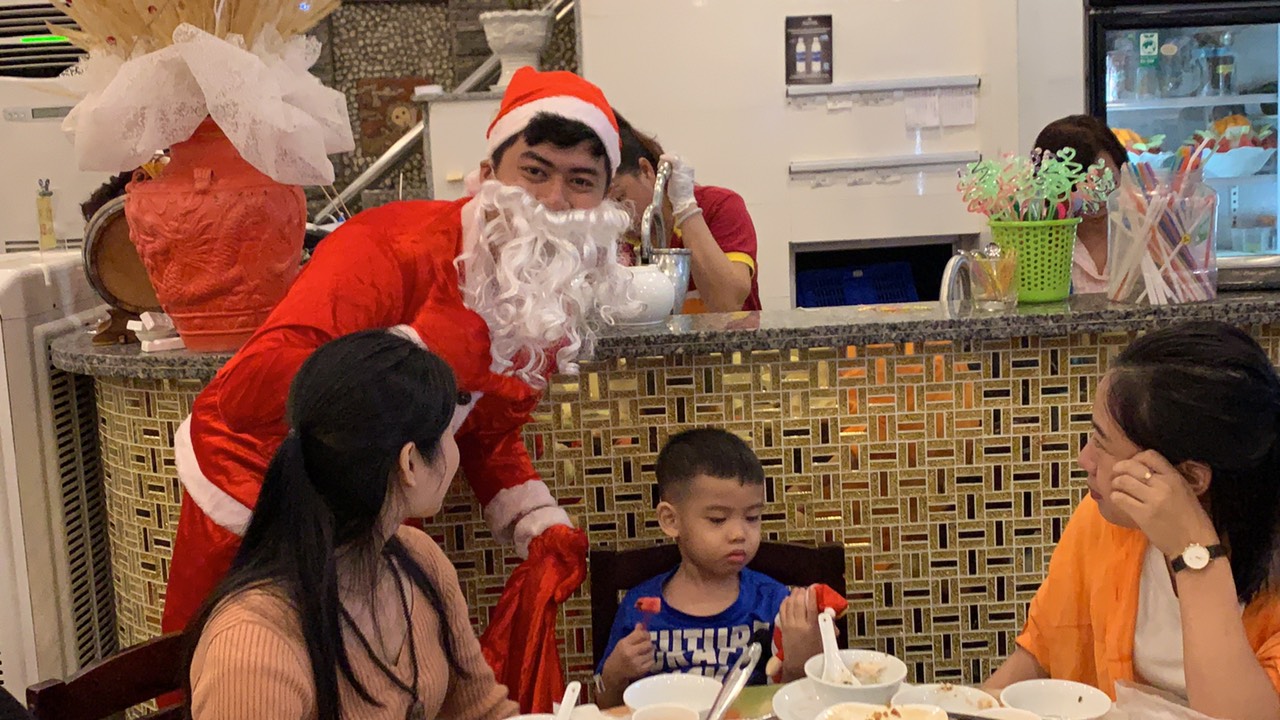 Noel năm 2019 khách đến đông đúc và nhận được quà từ ông già Noel đây - Haihoangbinhtan.com 30